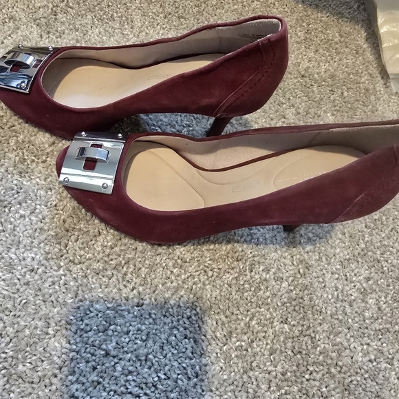 Rockport Burgundy Heels with Silver Accents - Picture 5 of 9